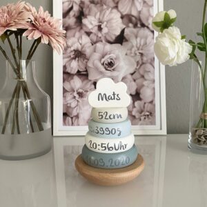 Personalisierter Stapelturm mit Geburtsdaten